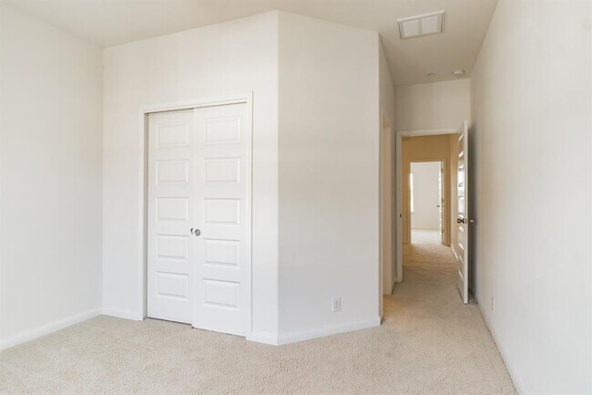 Building Photo - 1620 Bryant Dr