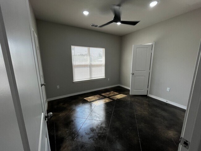 Building Photo - 705 County Rd 326 E
