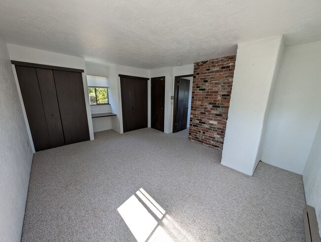 Building Photo - Well Kept Port Orchard Charmer with Stella...