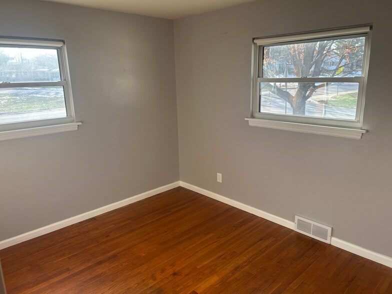 Building Photo - 1900 W Clark St