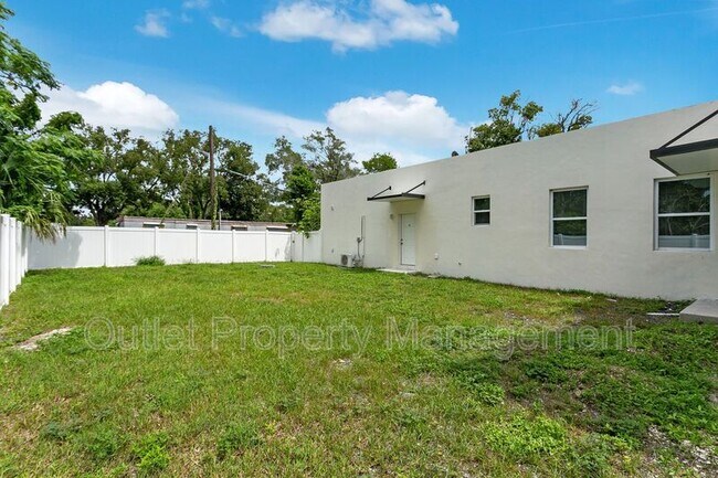 Building Photo - 1649 Lake Dr