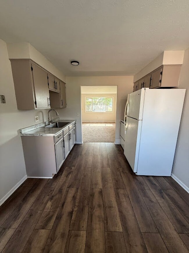 Building Photo - 2 Bedroom, 1 Bathroom Ready for Rent!
