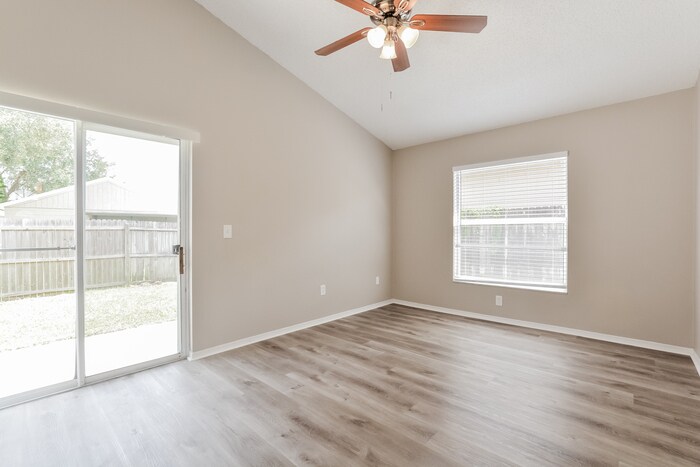 Building Photo - 1121 Shoshanna Dr