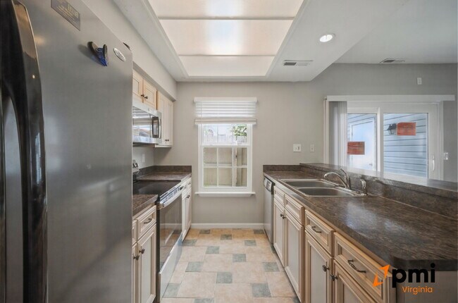 Building Photo - 2 Bed 2.5 Bath renovated townhome Virginia Beach