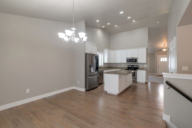 Building Photo - Available Now | American Fork, UT | 5 Bed | 3 Full Bath | Single-Family Home