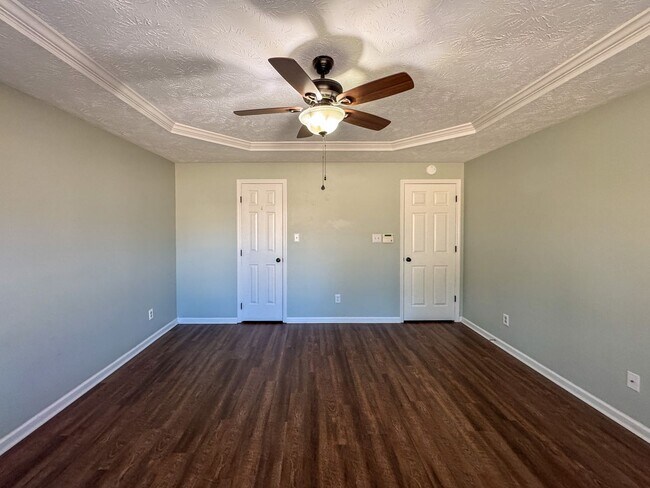 Building Photo - Charming 3 Bed 2 Bath Home with Fenced Backyard