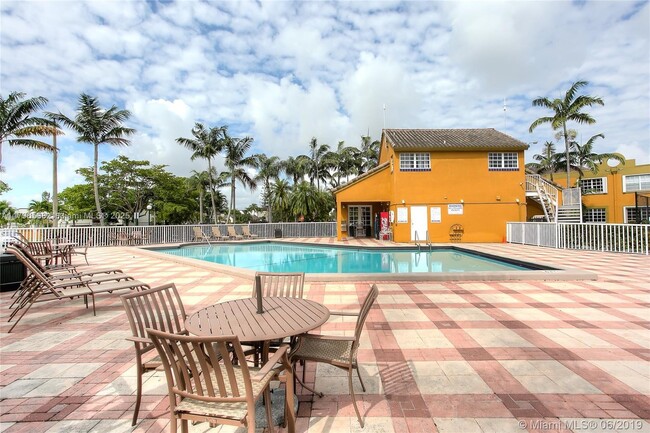 Building Photo - 9711 Fontainebleau Blvd