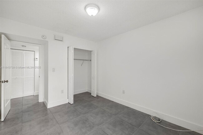 Building Photo - 9407 Fontainebleau Blvd
