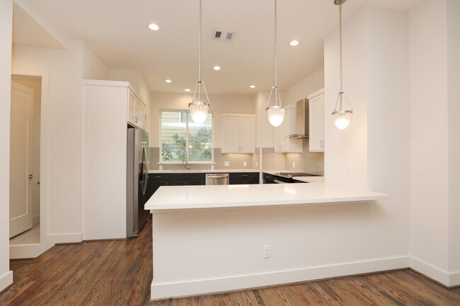 Building Photo - 1537 W 24th St