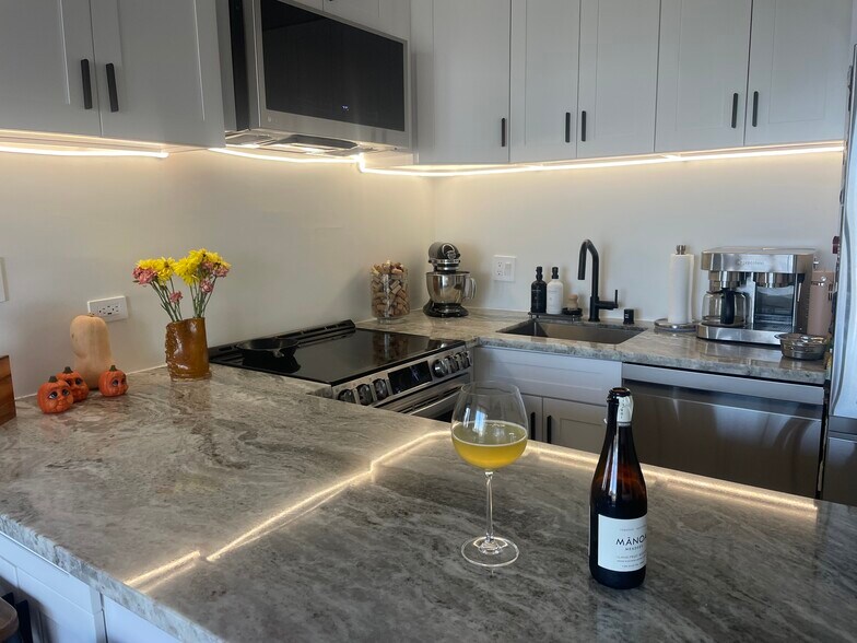 Building Photo - 411 Hobron Ln