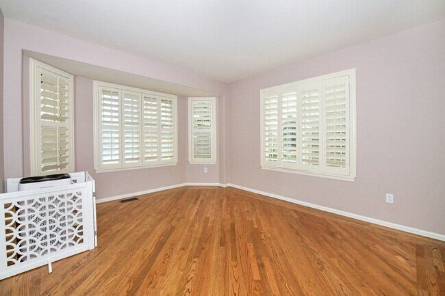 Building Photo - Spacious 2-Story with Mountain Views School District-20