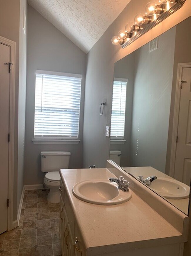 Building Photo - Beautiful 3BR / 2.5BA Split Level with Expansive Backyard and Privacy Fence!