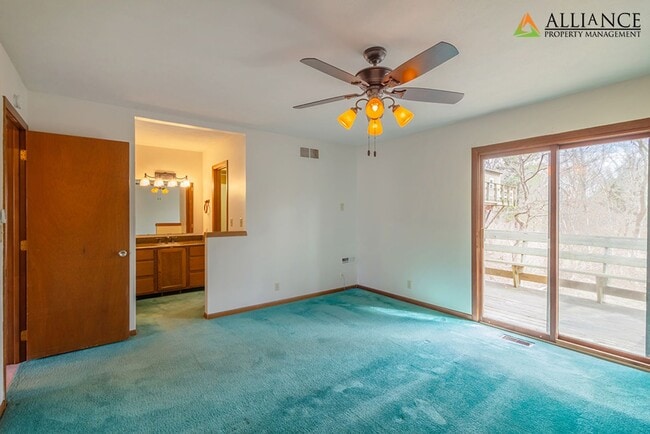 Building Photo - Amazing, Spacious Home! Pet Friendly!