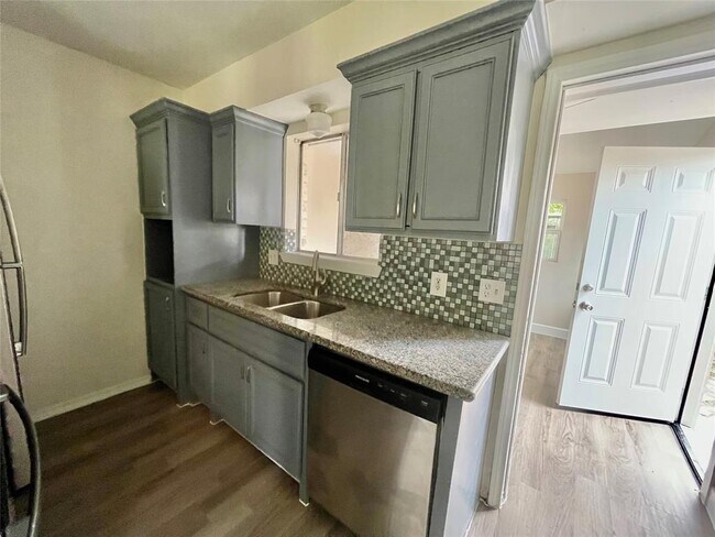 Building Photo - 9775 Pine Lake Dr