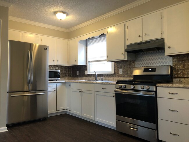 Building Photo - MOVE-IN READY! Move-in Special $300 off fi...