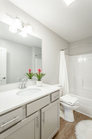 Building Photo - 2316 E 18th St Pl