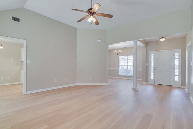 Building Photo - 1215 Pinnacle Dr