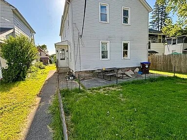 Building Photo - 647 Spruce Ave