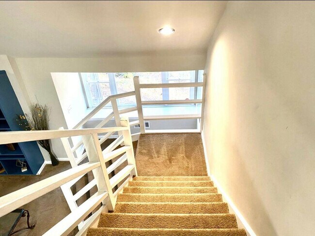 Building Photo - 790 Oak Dr