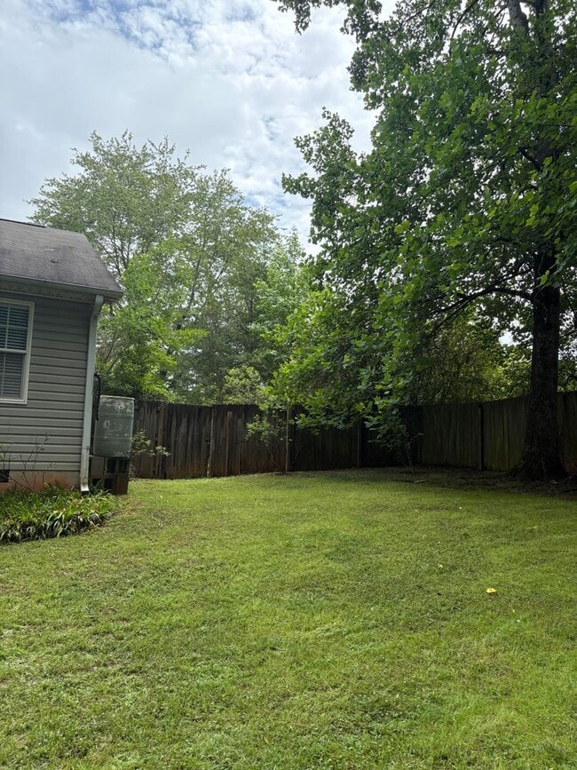 Building Photo - Large, private home in Rivercliff