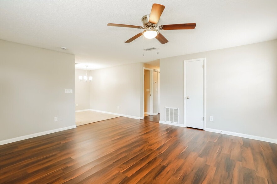 Building Photo - 2834 Tanglewood Blvd