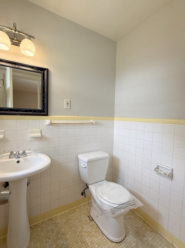 Building Photo - 7620 Charlotte Dr SW