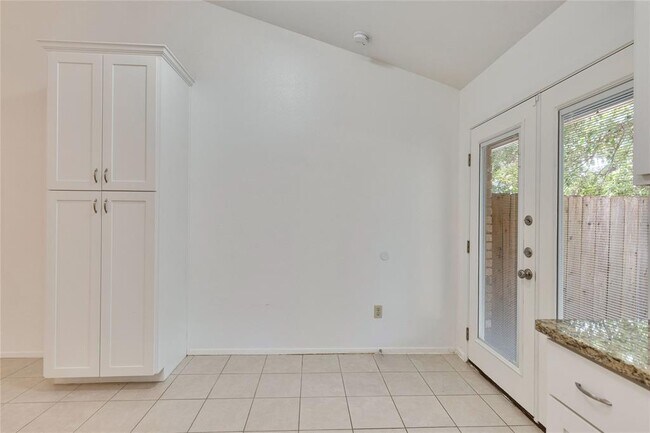 Building Photo - 1015 E Yager Ln