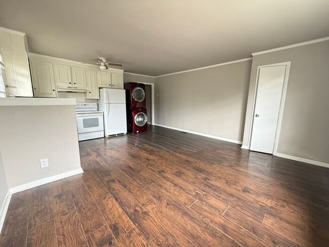 Building Photo - FOR RENT - 2 Bed Duplex in Madison! Large yard! Pets allowed!