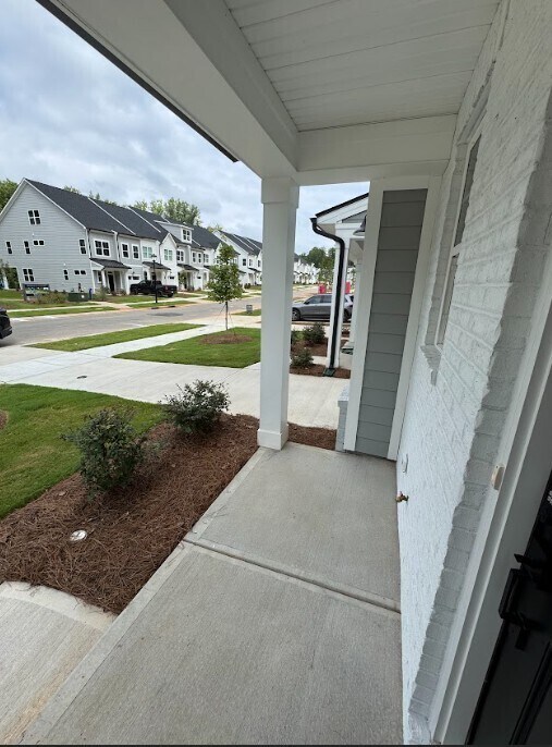 Building Photo - Beautiful 3-Bedroom, 3-Bath Home with Mode...