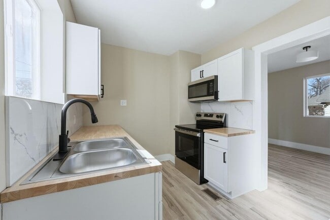 Building Photo - 2221 Eby Ave