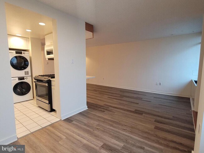 Building Photo - 604 S Washington Square