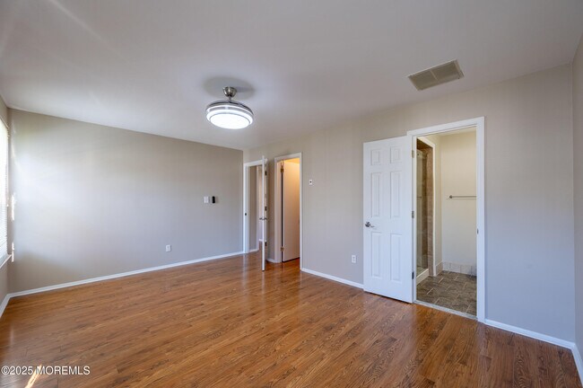 Building Photo - 157 Tulip Ln