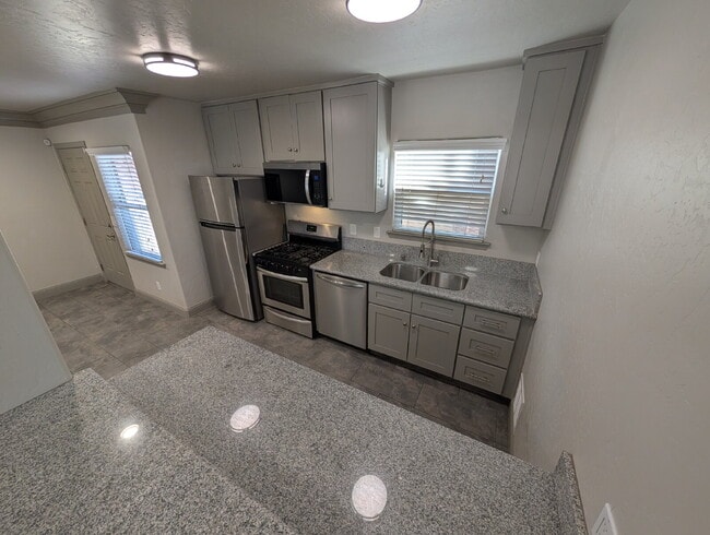 Building Photo - 935 E Divisadero St