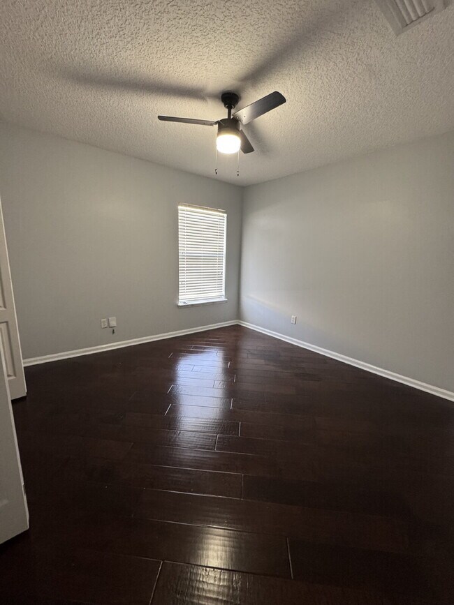 Building Photo - 4 bedroom 2 bath home with large fenced in...
