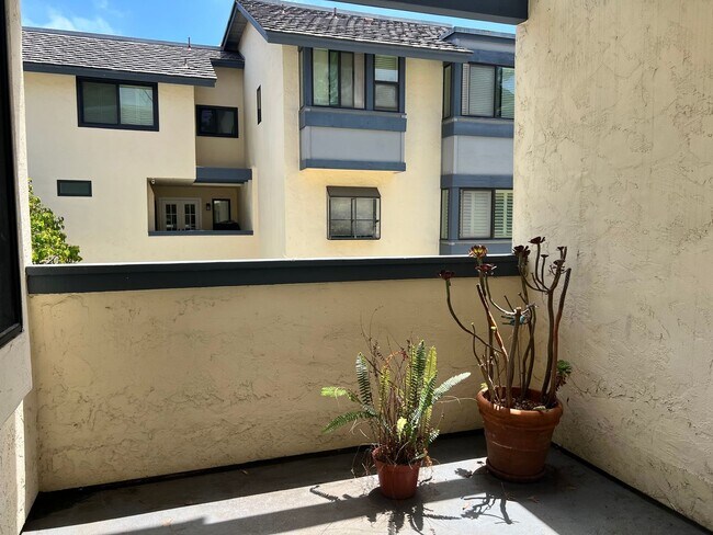 Building Photo - Spacious 2 Bedroom 2-1/2 Bathroom Townhome with 2-car garage in La Jolla near UCSD