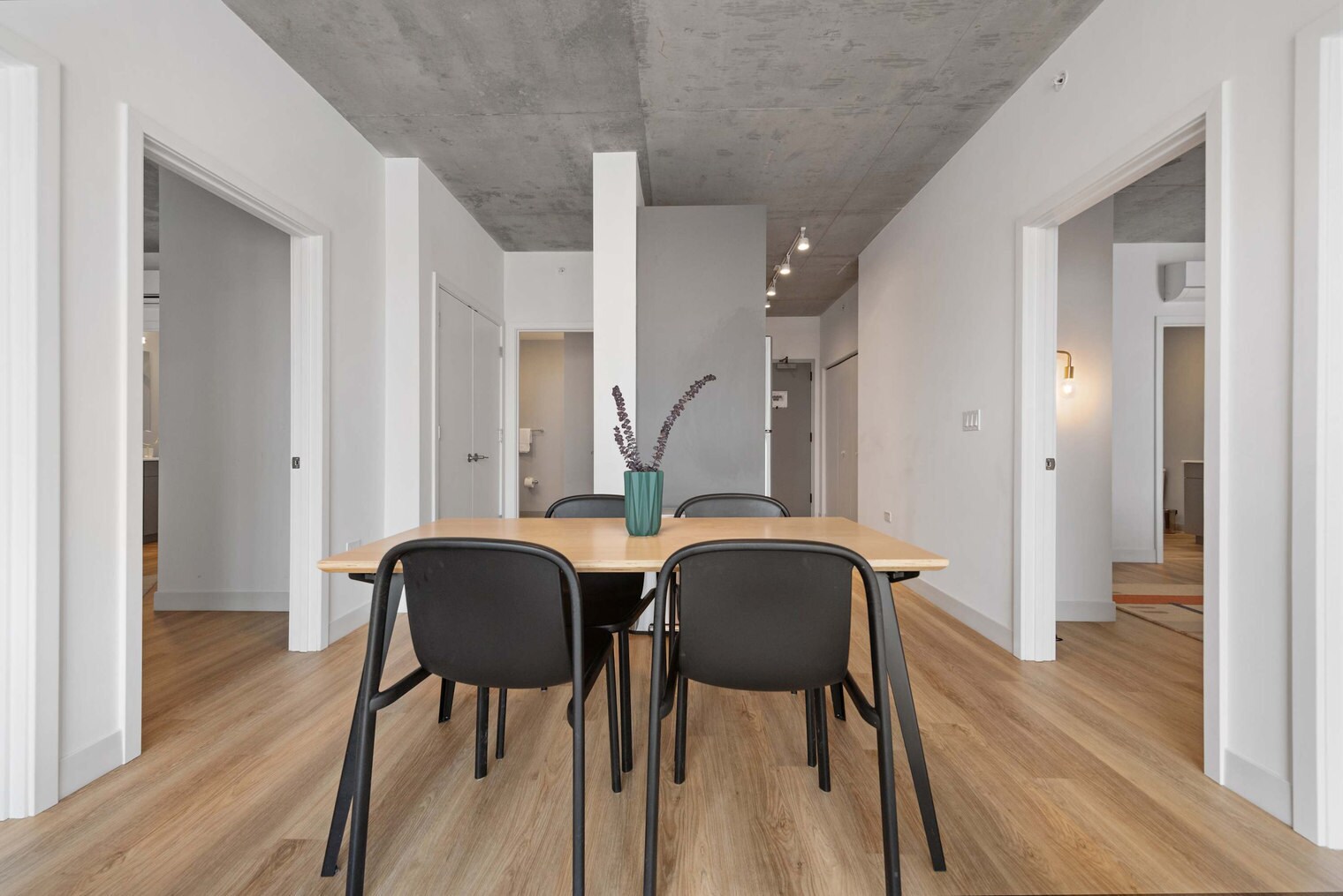 Building Photo - 853 W Blackhawk St