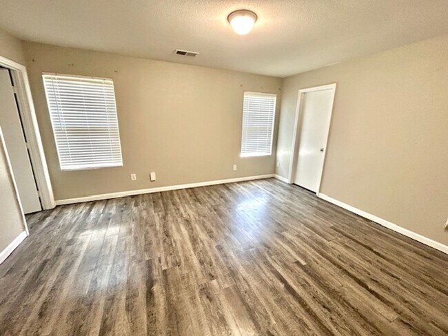 Building Photo - 228 Dormont Dr NE