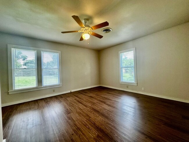 Building Photo - 3/1 with Spacious Yard