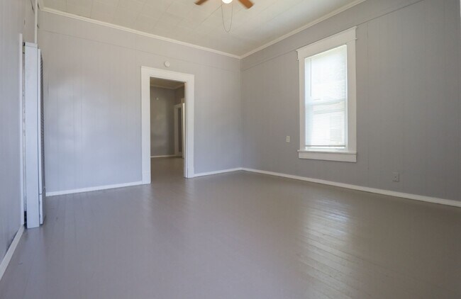 Building Photo - E 4th Street Duplex
