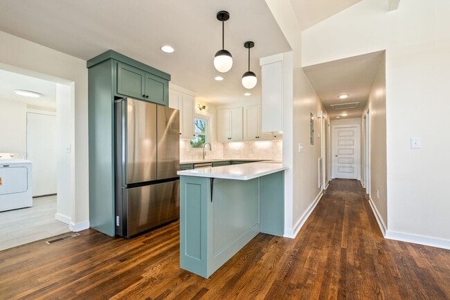 Building Photo - 720 Harper Ave