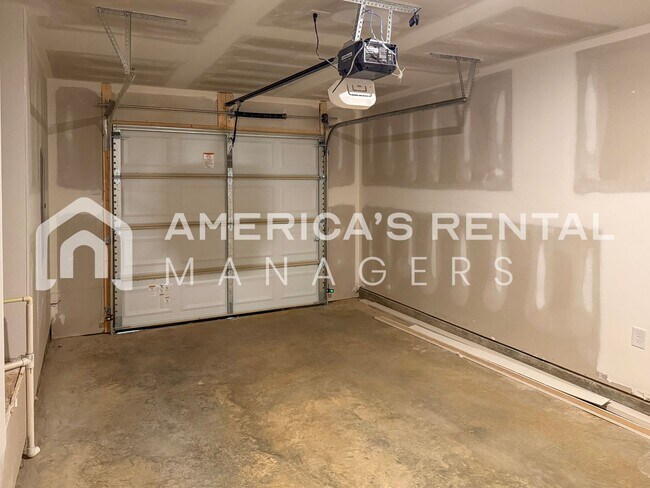 Building Photo - Escape to Lakeside Living in Lincoln! Available to View Now!!!