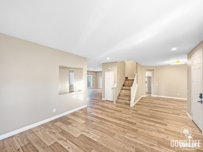 Building Photo - Great 4B/3BA House in Oceanside w/ a Large Loft!