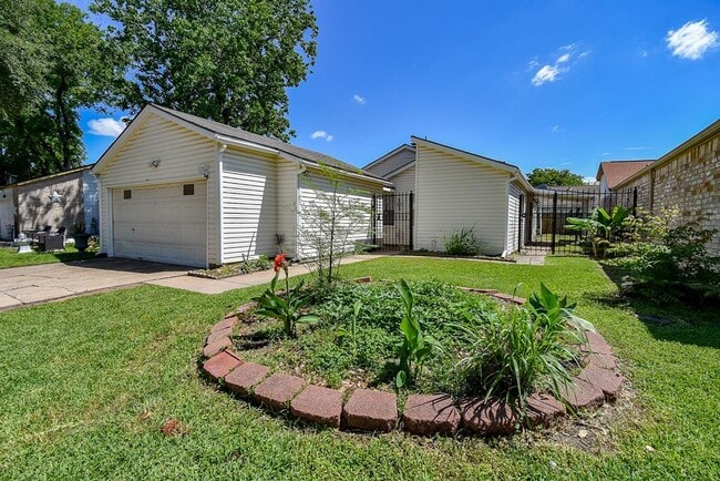 Building Photo - 11366 Oakcenter Dr