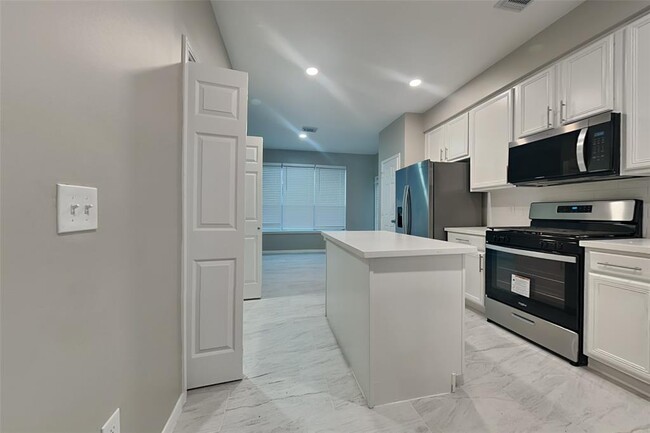 Building Photo - 7102 Blanco Pines Dr