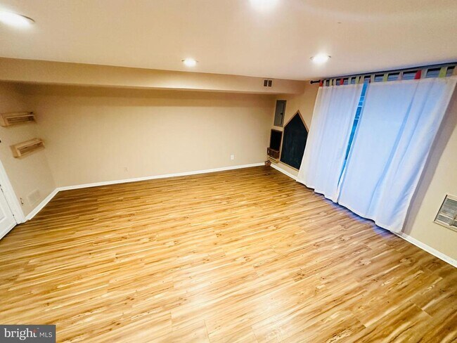 Building Photo - 813 Arnold St