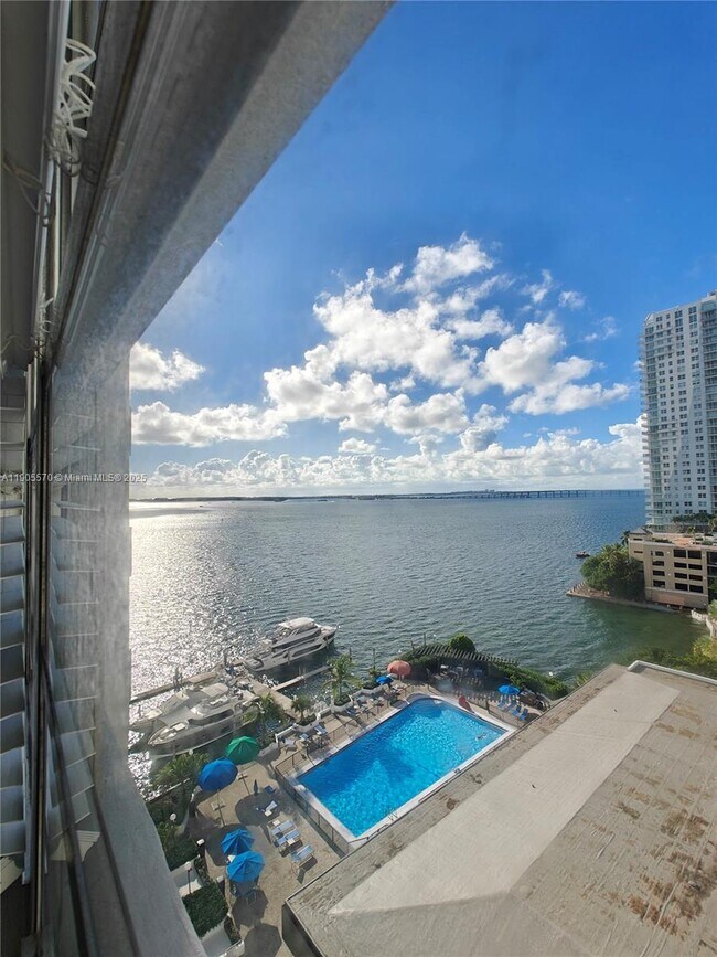 Building Photo - 905 Brickell Bay Dr
