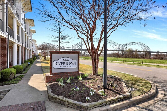 Building Photo - 358 Island Dr