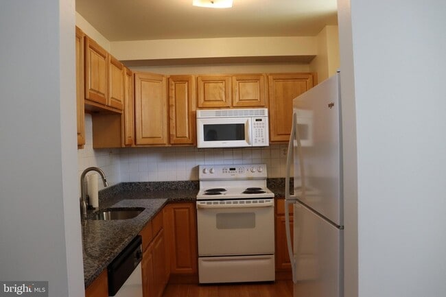 Building Photo - 421 Lyceum Ave