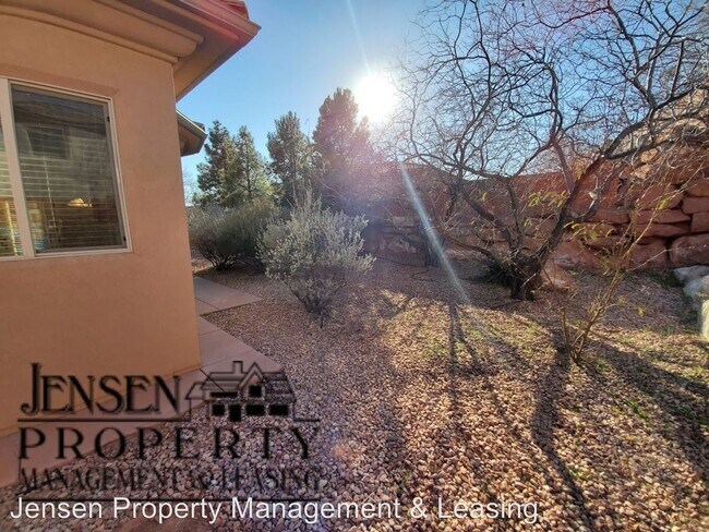 Building Photo - 3 br, 2 bath House - 1637 North Sage Drive