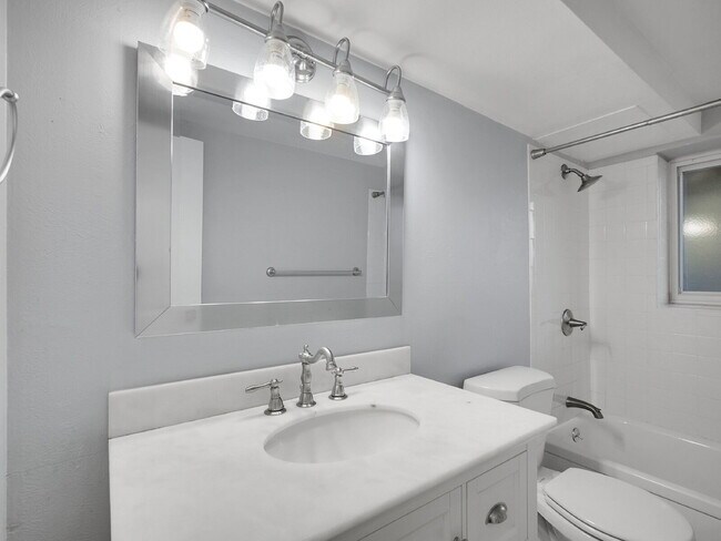 Building Photo - $1,625 - 1 Bed 1 Bath Condo Available Near...